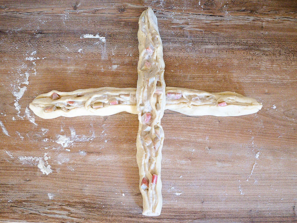 Schneller Dinkel-Rhabarberkranz mit Creamcheesefüllung Teigbearbeitung