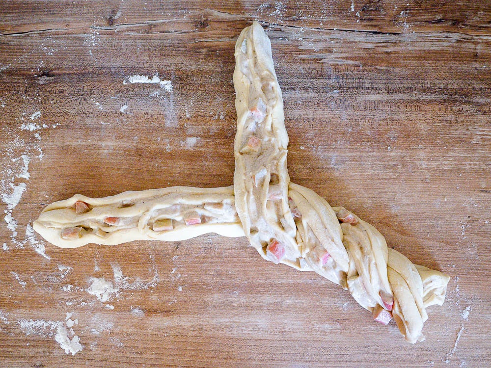 Schneller Dinkel-Rhabarberkranz mit Creamcheesefüllung Teigbearbeitung