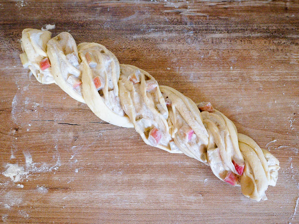 Schneller Dinkel-Rhabarberkranz mit Creamcheesefüllung Teigbearbeitung