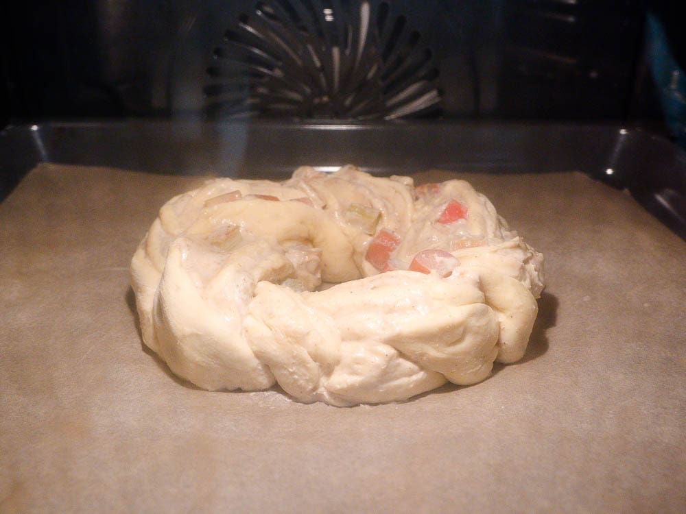 Schneller Dinkel-Rhabarberkranz mit Creamcheesefüllung Teigbearbeitung