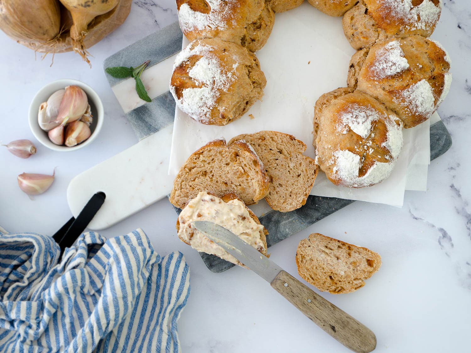 Schneller Protein Zwiebel-Knoblauch-Brötchenkranz