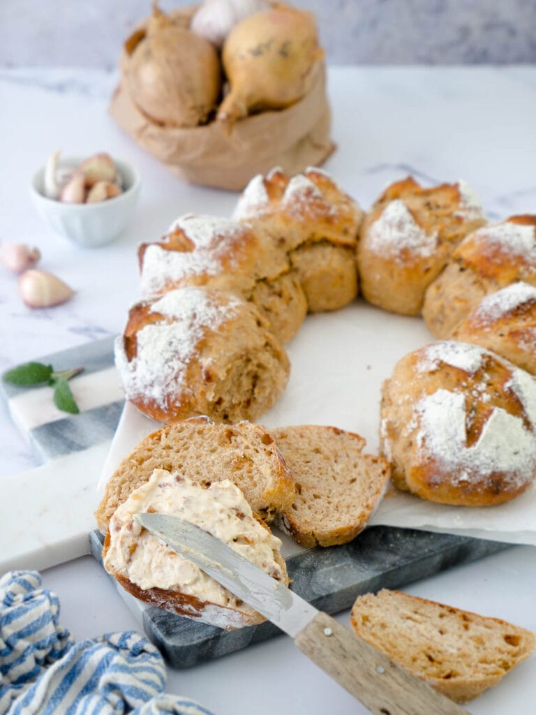 Schneller Protein Zwiebel-Knoblauch-Brötchenkranz