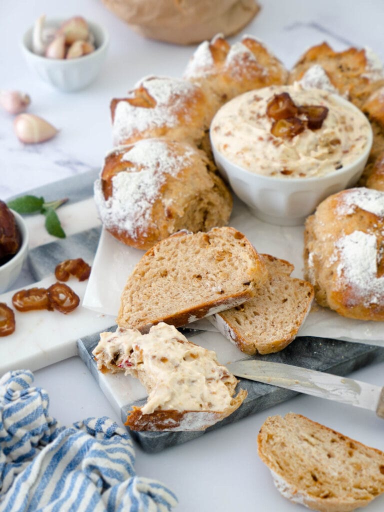 Schneller Protein Zwiebel-Knoblauch-Brötchenkranz