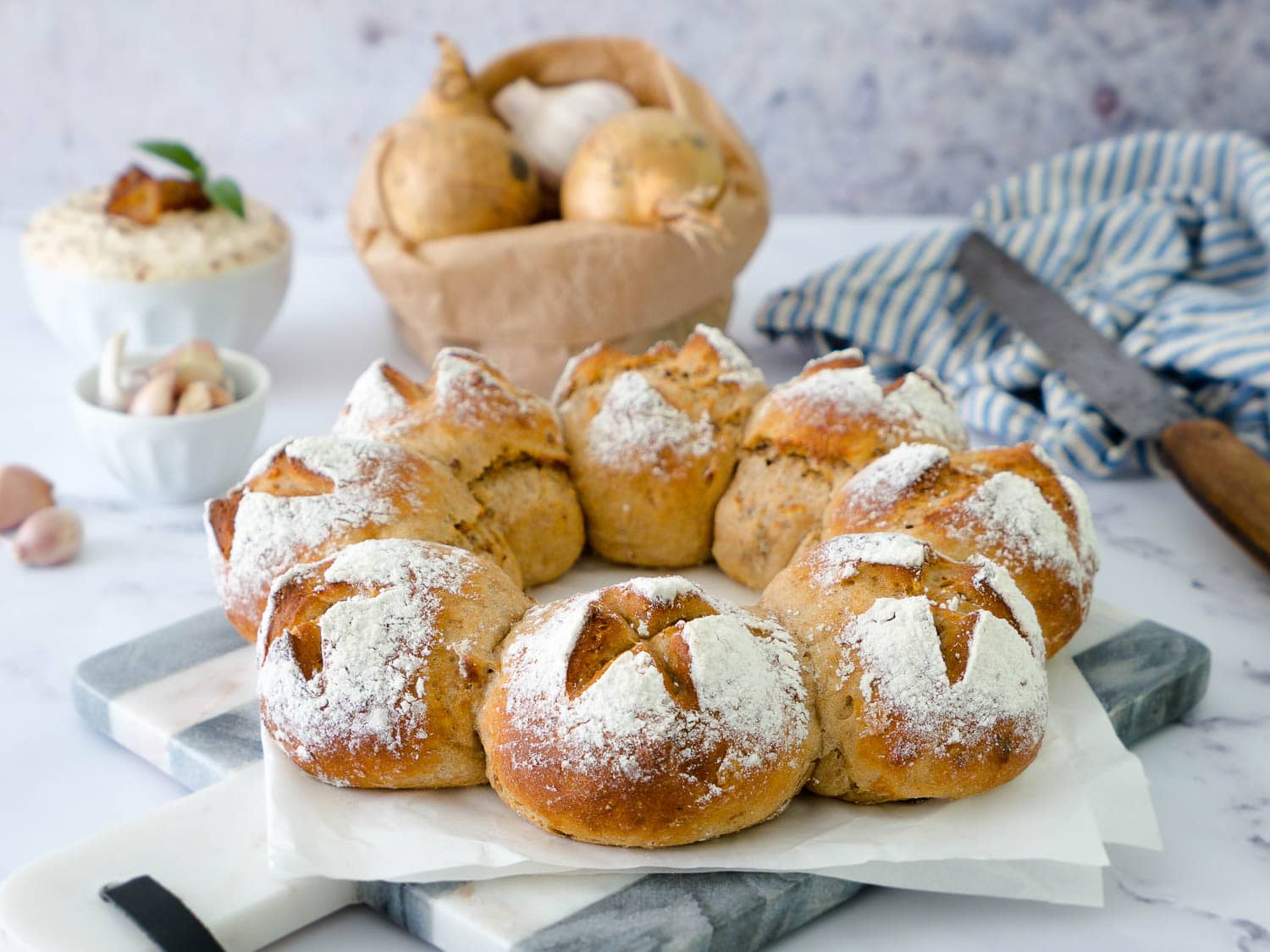 Schneller Protein Zwiebel-Knoblauch-Brötchenkranz