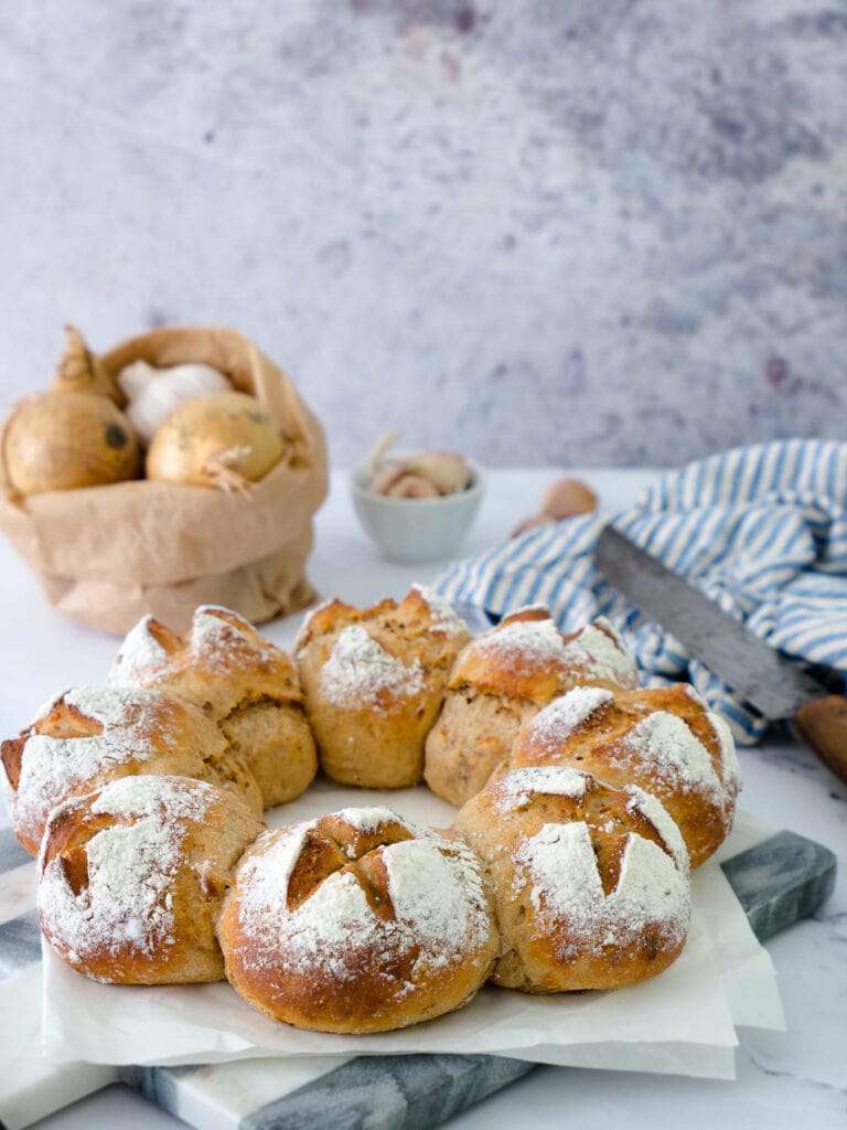 Schneller Protein Zwiebel-Knoblauch-Brötchenkranz