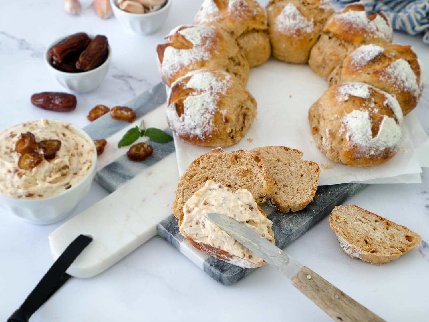 Schneller Protein Zwiebel-Knoblauch-Brötchenkranz