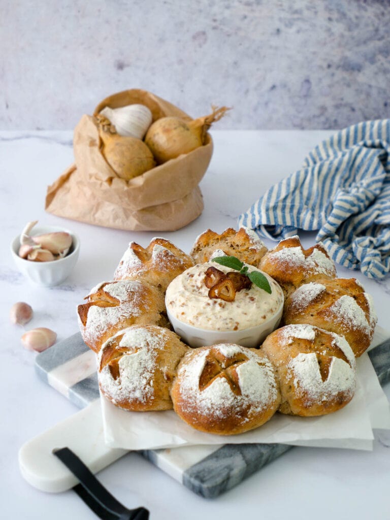 Schneller Protein Zwiebel-Knoblauch-Brötchenkranz