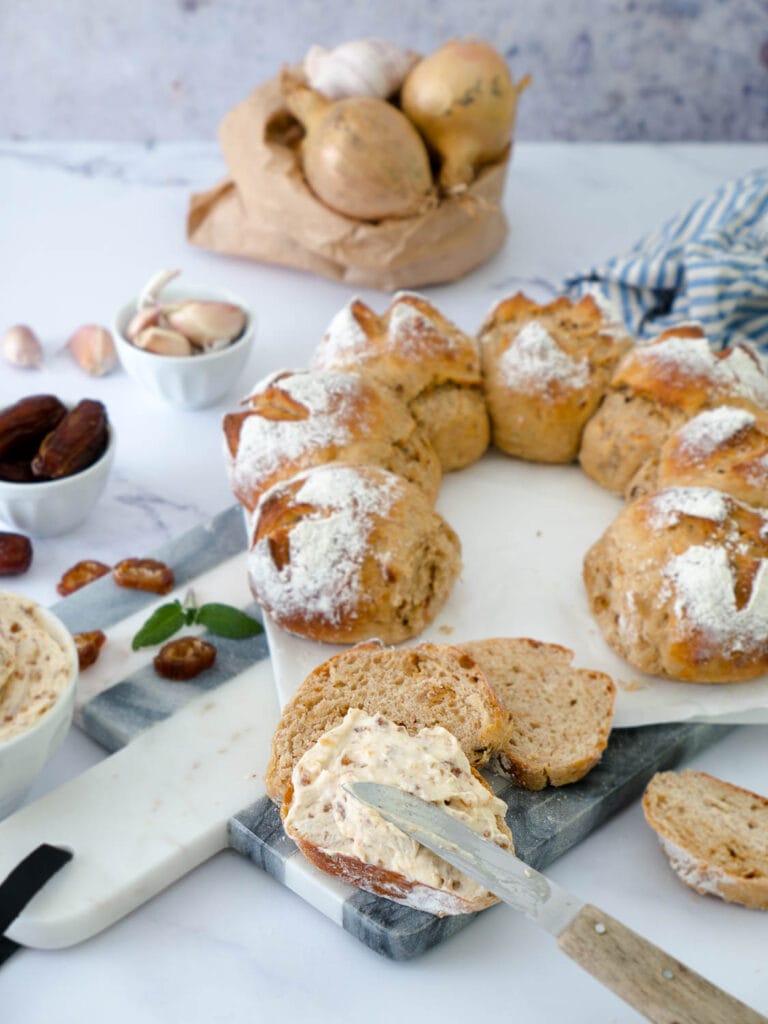 Schneller Protein Zwiebel-Knoblauch-Brötchenkranz