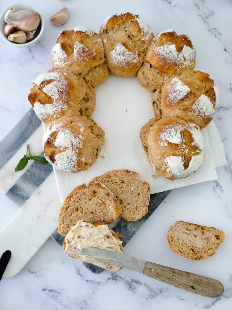 Schneller Protein Zwiebel-Knoblauch-Brötchenkranz