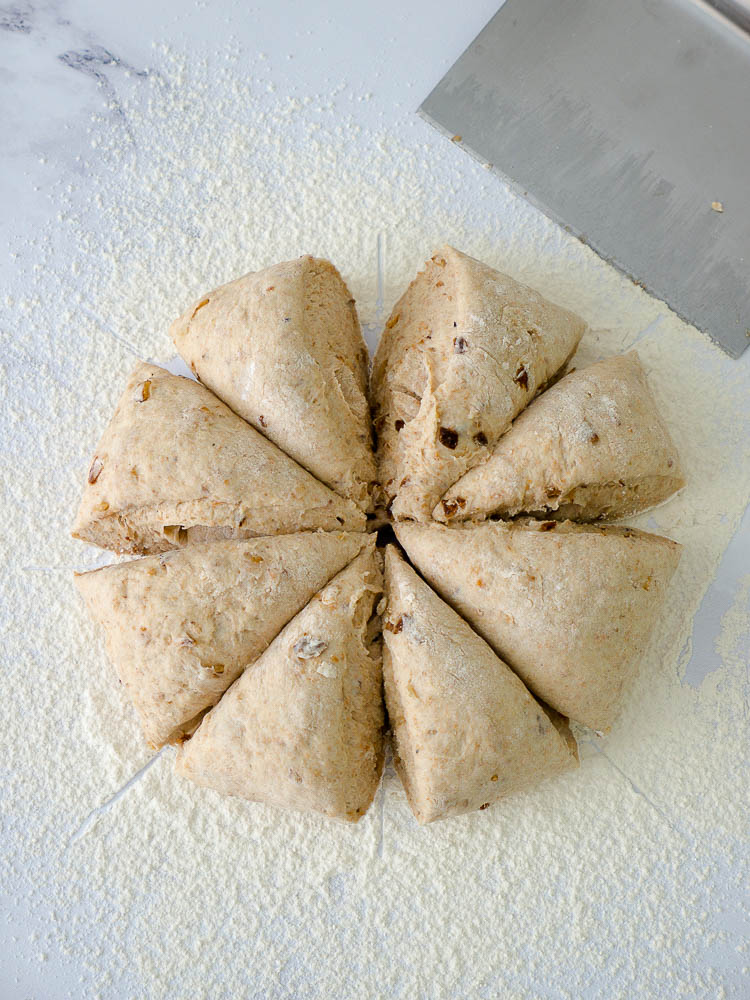 Schneller Protein Zwiebel-Knoblauch-Brötchenkranz Teigbearbeitung