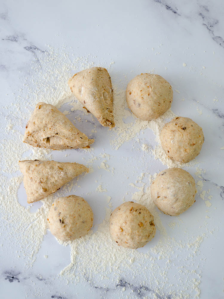 Schneller Protein Zwiebel-Knoblauch-Brötchenkranz Teigbearbeitung