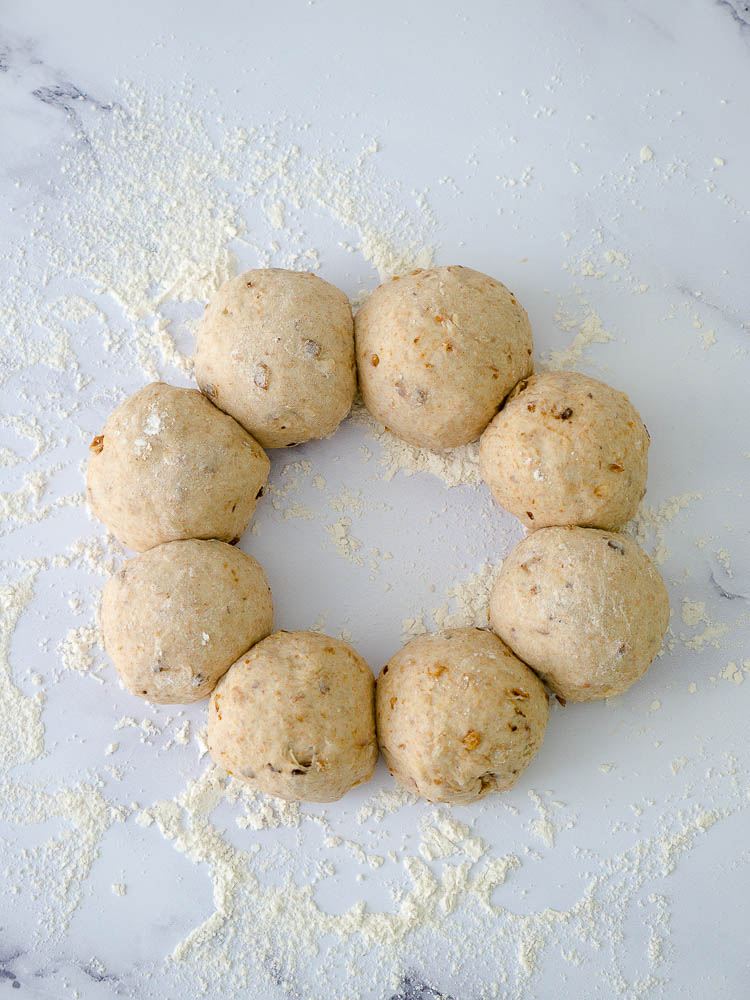 Schneller Protein Zwiebel-Knoblauch-Brötchenkranz Teigbearbeitung