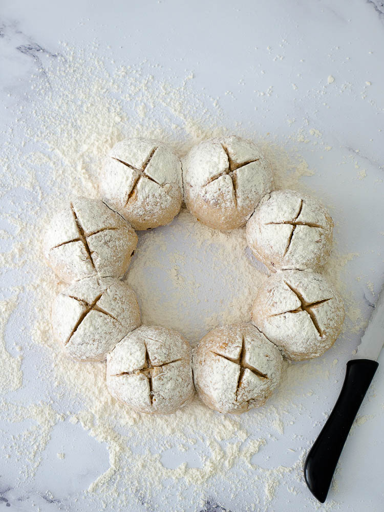 Schneller Protein Zwiebel-Knoblauch-Brötchenkranz Teigbearbeitung