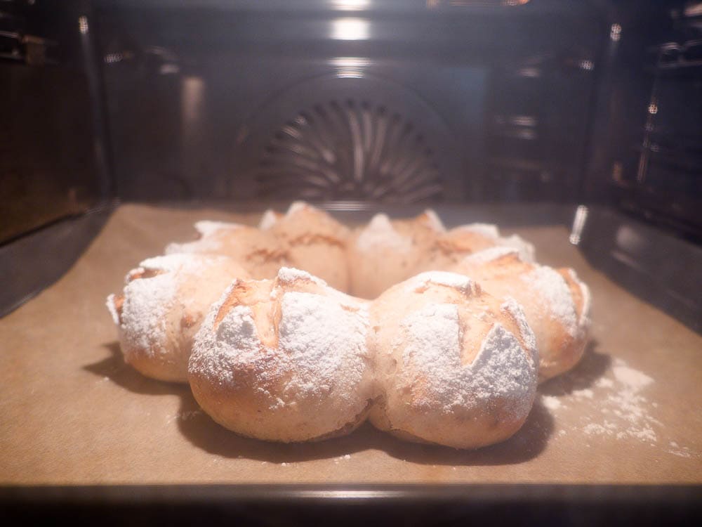 Schneller Protein Zwiebel-Knoblauch-Brötchenkranz Teigbearbeitung