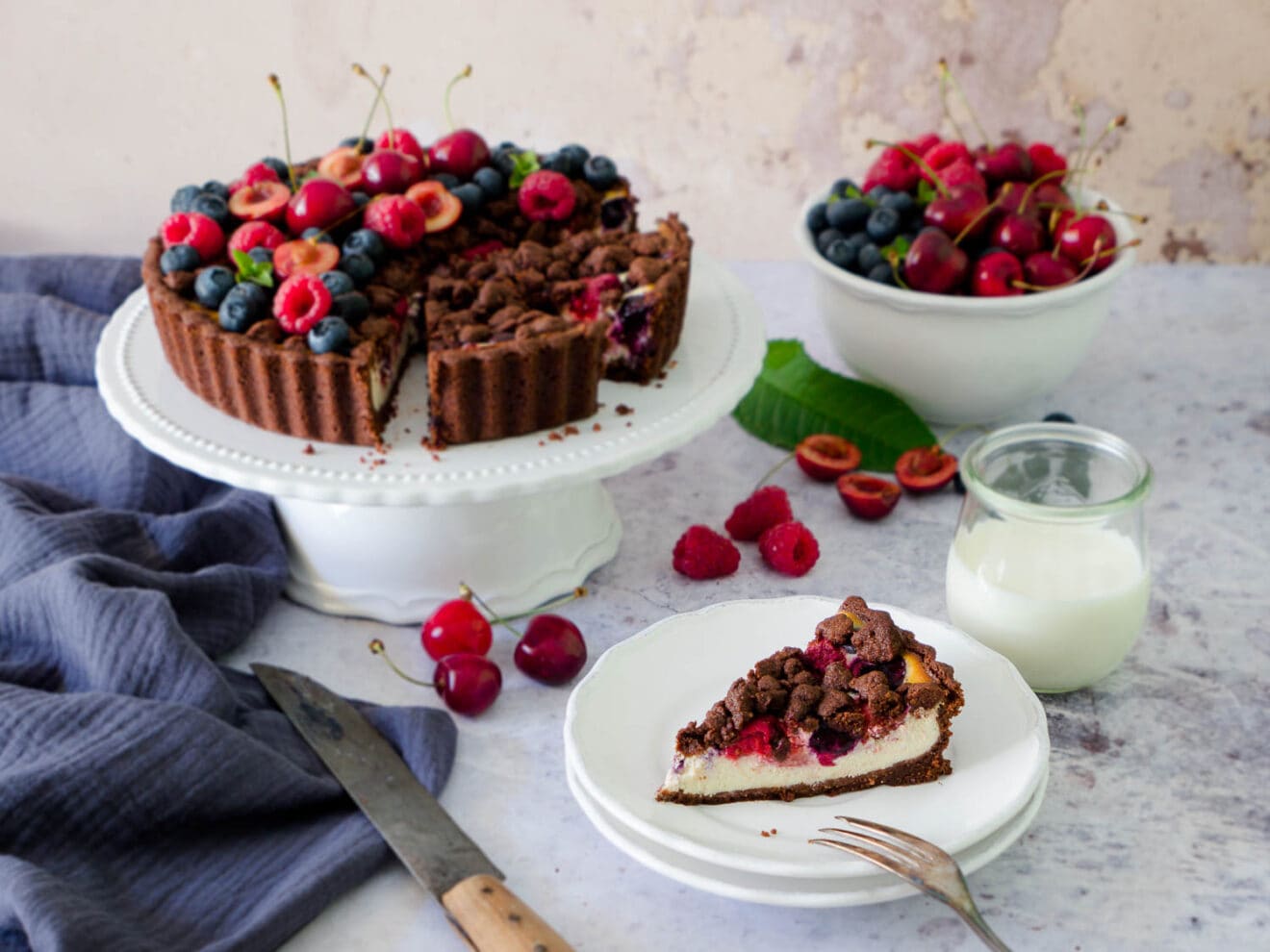 Dinkel Erdbeer-Himbeer-Käsekuchen mit Streuseln - Dinkelliebe Dinkel Erdbeer-Himbeer-Käsekuchen mit Streuseln - Dinkelliebe