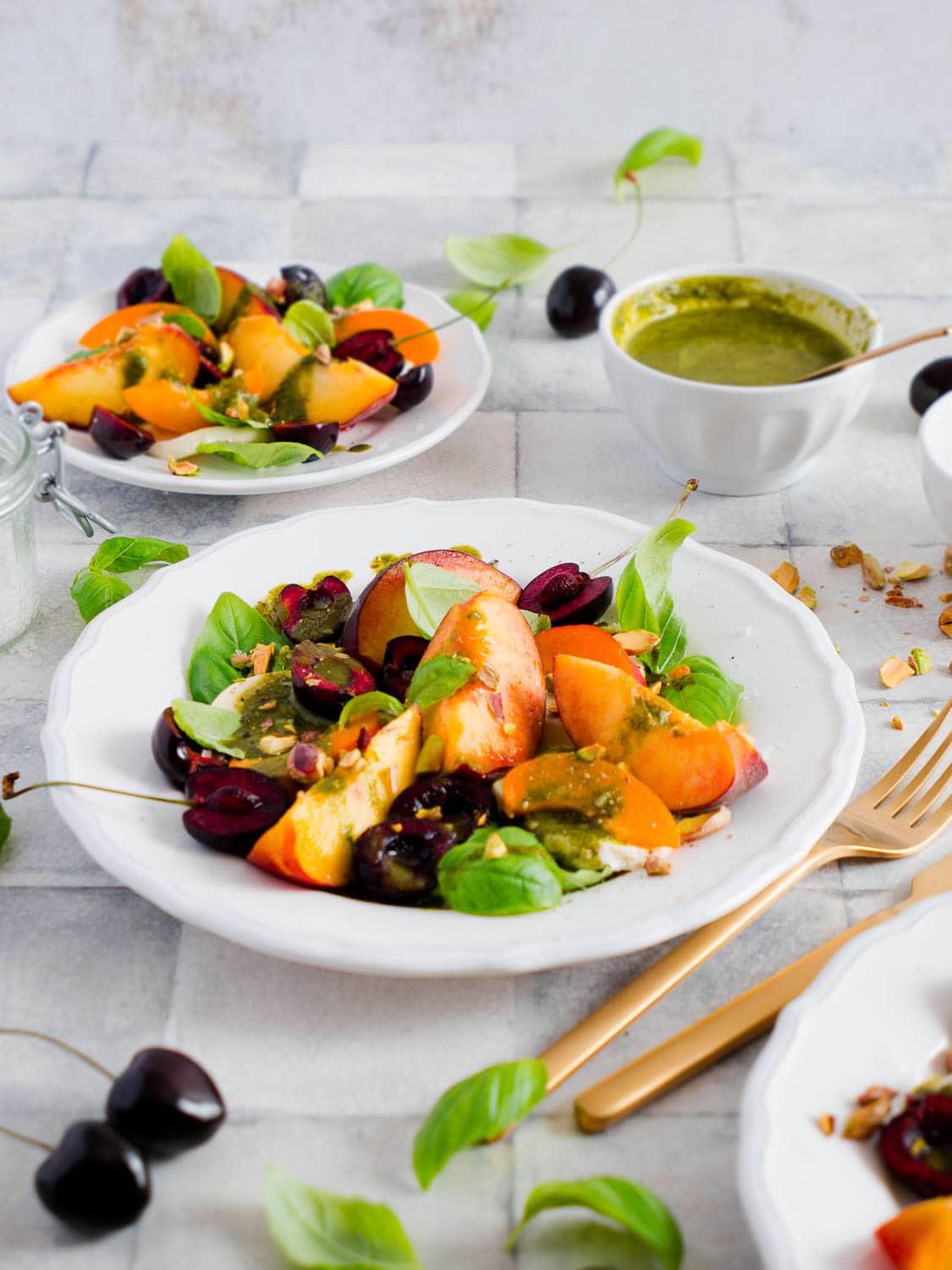 Sommerlicher Steinfrucht-Caprese-Salat mit Basilikum-Vinaigrette ...