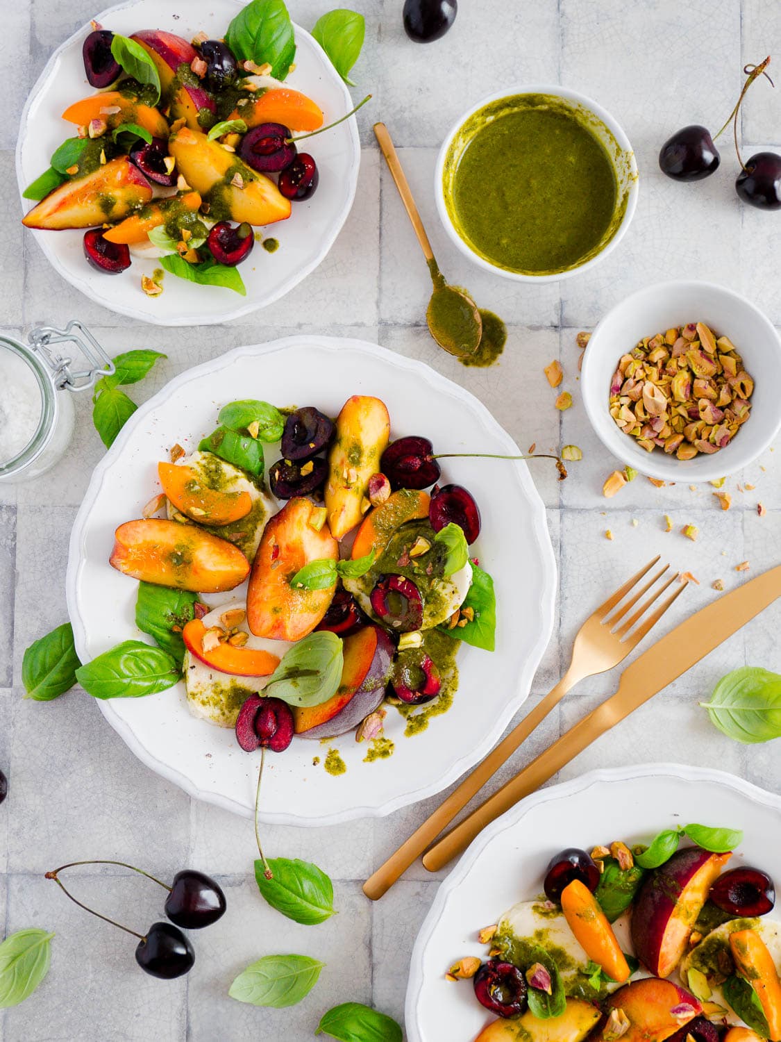 Sommerlicher Steinfrucht-Caprese-Salat mit Basilikum-Vinaigrette ...