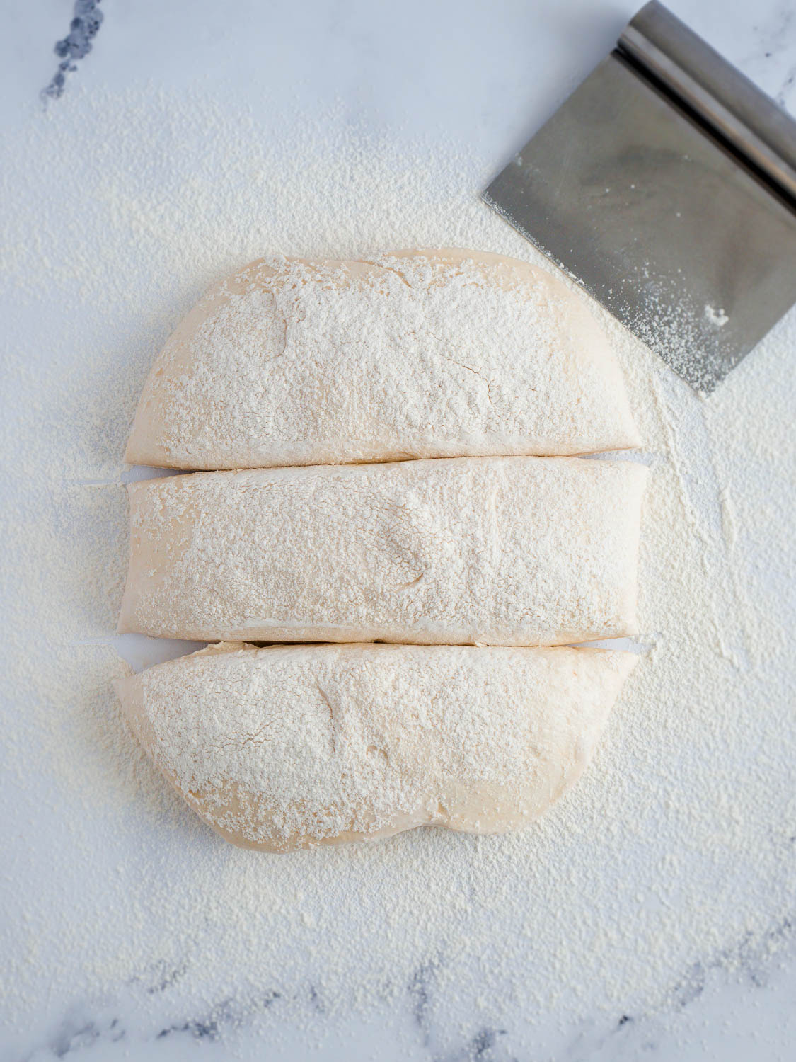 Teig fuer Dinkel-Laugenbaguettes abstechen