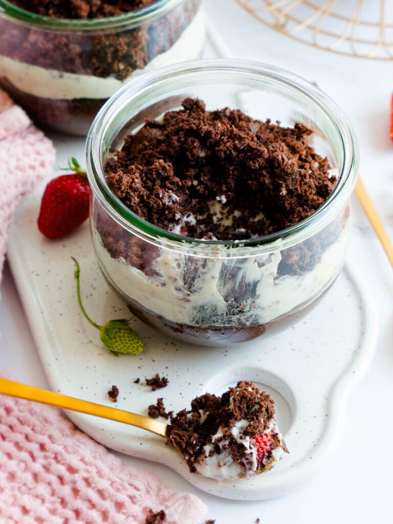 Vegane Erdbeer-Maulwurfkuchen-Baked-Proats - vegane Erdbeer-Maulwurfkuchen-Protein-Haferflocken - Baked Protein Oats Erdbeer-Maulwurfkuchen-Art