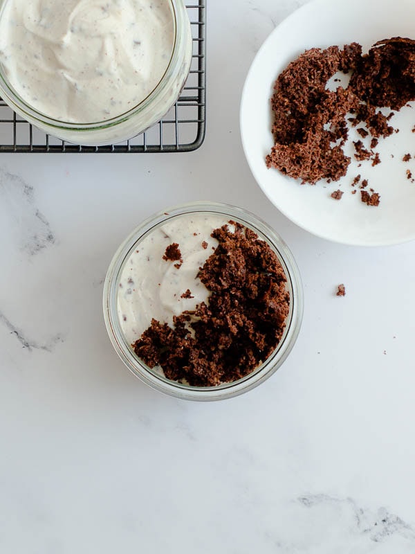 Vegane Erdbeer-Maulwurfkuchen-Baked-Proats Herstellung