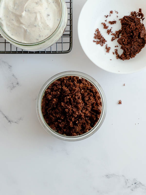 Vegane Erdbeer-Maulwurfkuchen-Baked-Proats Herstellung