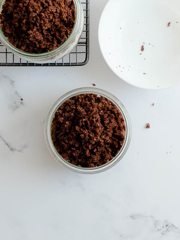Vegane Erdbeer-Maulwurfkuchen-Baked-Proats Herstellung