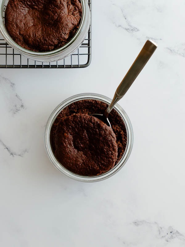 Vegane Erdbeer-Maulwurfkuchen-Baked-Proats Herstellung
