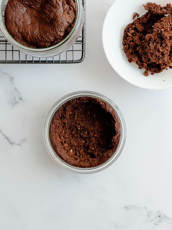 Vegane Erdbeer-Maulwurfkuchen-Baked-Proats Herstellung