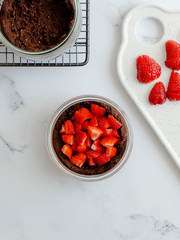 Vegane Erdbeer-Maulwurfkuchen-Baked-Proats Herstellung