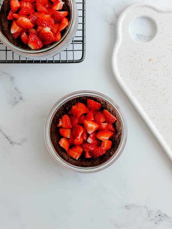 Vegane Erdbeer-Maulwurfkuchen-Baked-Proats Herstellung