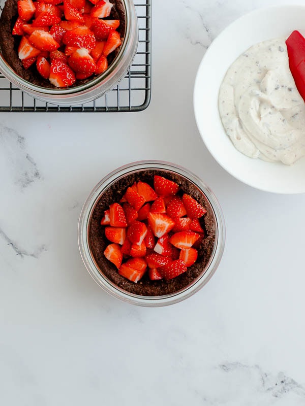 Vegane Erdbeer-Maulwurfkuchen-Baked-Proats Herstellung