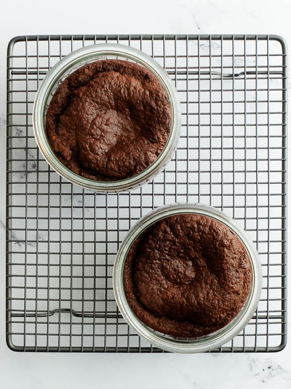 Vegane Erdbeer-Maulwurfkuchen-Baked-Proats Herstellung