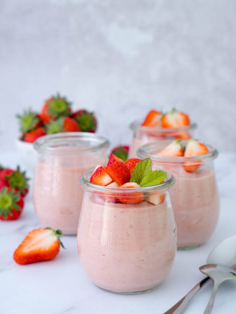 Vegane Erdbeermousse mit Kicherschnee
