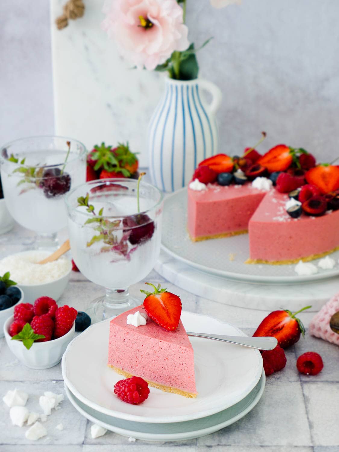 Vegane No Bake Erdbeermousse-Torte - Himmlisch luftig und lecker ...