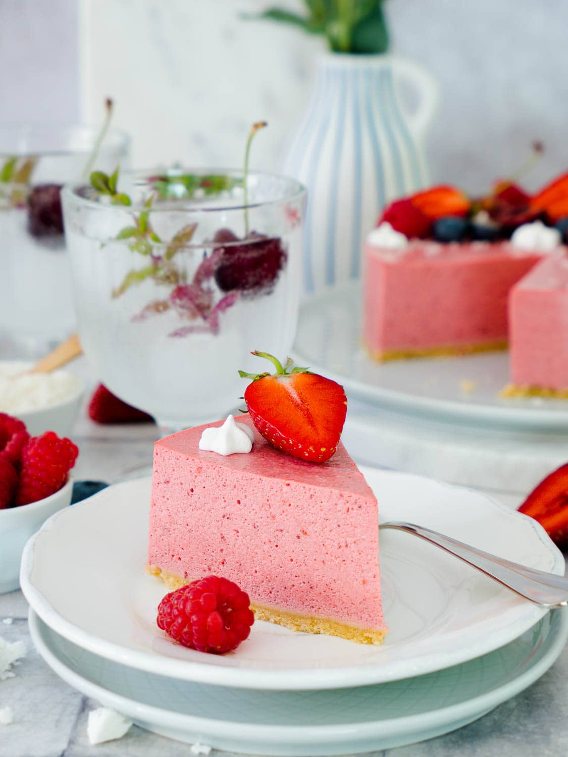 Vegane No Bake Erdbeermousse-Torte - Himmlisch luftig und lecker ...