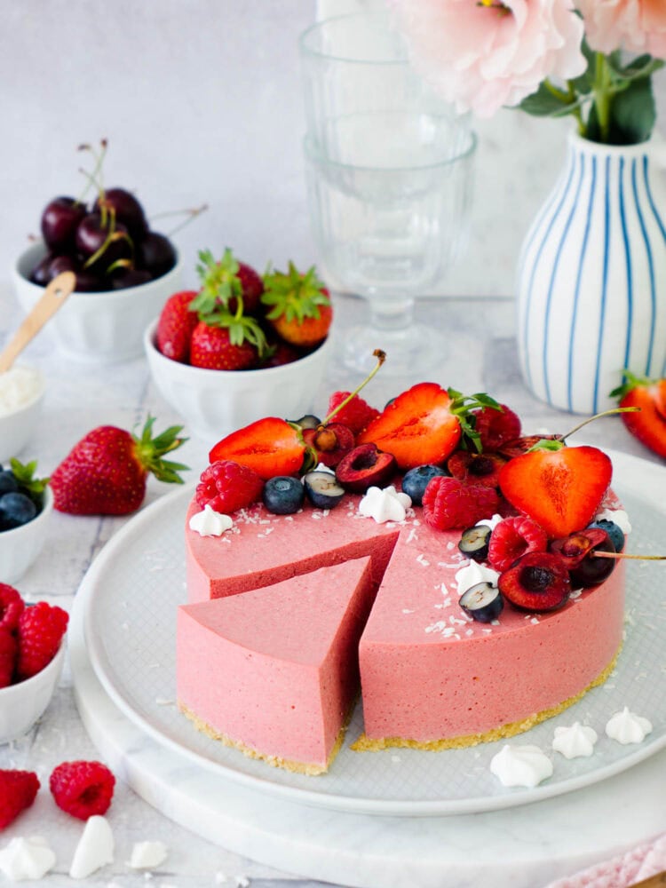 Vegane No Bake Erdbeermousse-Torte - Himmlisch luftig und lecker ...