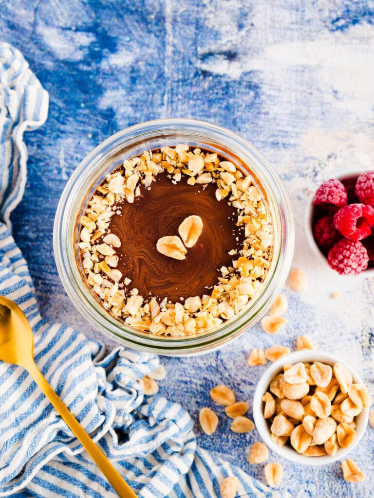 Vegane Schoko-Erdnuss-Proats - Proteinreiche Overnight Oats mit Schoko und Erdnüssen