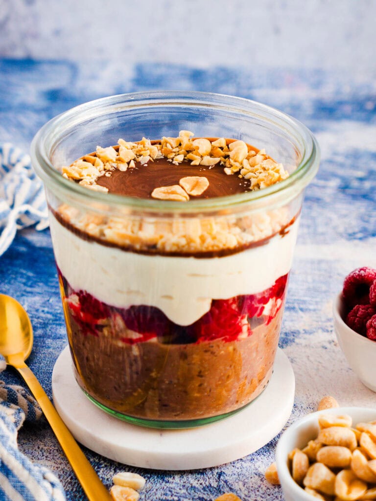 Vegane Schoko-Erdnuss-Proats - Proteinreiche Overnight Oats mit Schoko und Erdnüssen