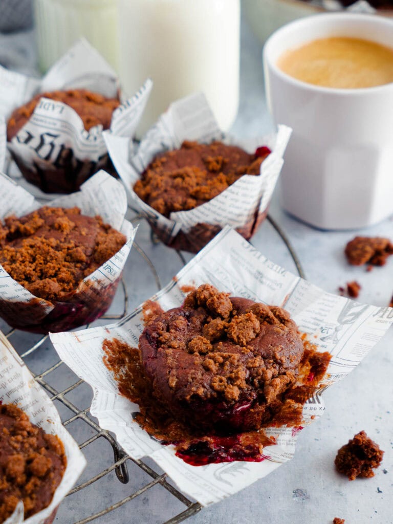 Einfache Schoko-Kirsch-Muffins aus Dinkelmehl mit Streuseln