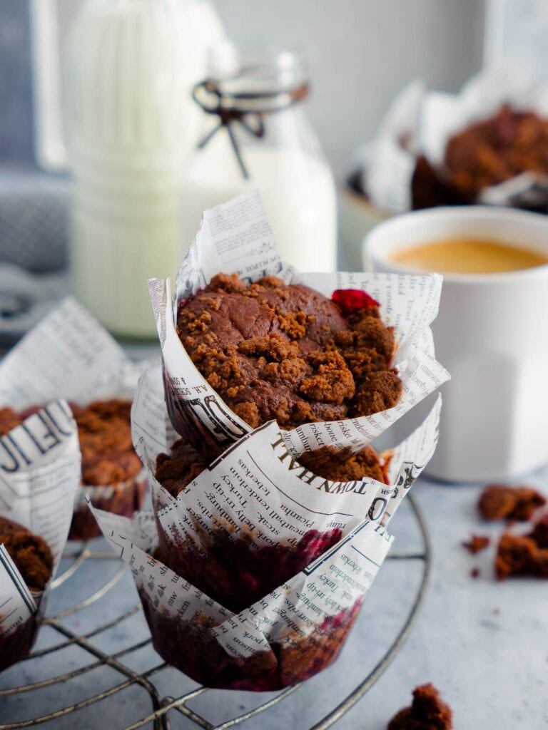 Saftige Schoko-Kirsch-Muffins aus Dinkelmehl mit Streuseln