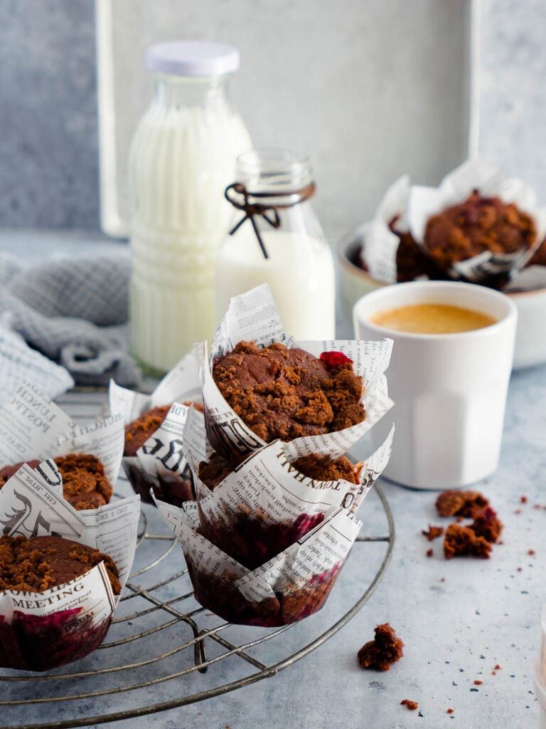 Einfache Schoko-Kirsch-Muffins aus Dinkelmehl mit Streuseln