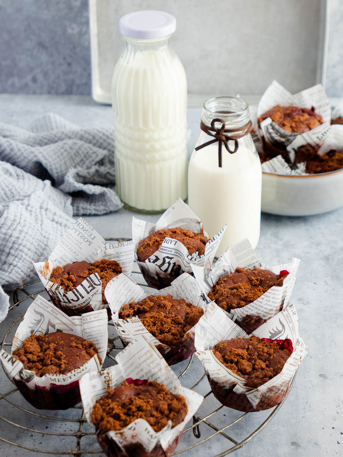 Vegane Schoko-Kirsch-Muffins aus Dinkelmehl mit Streuseln