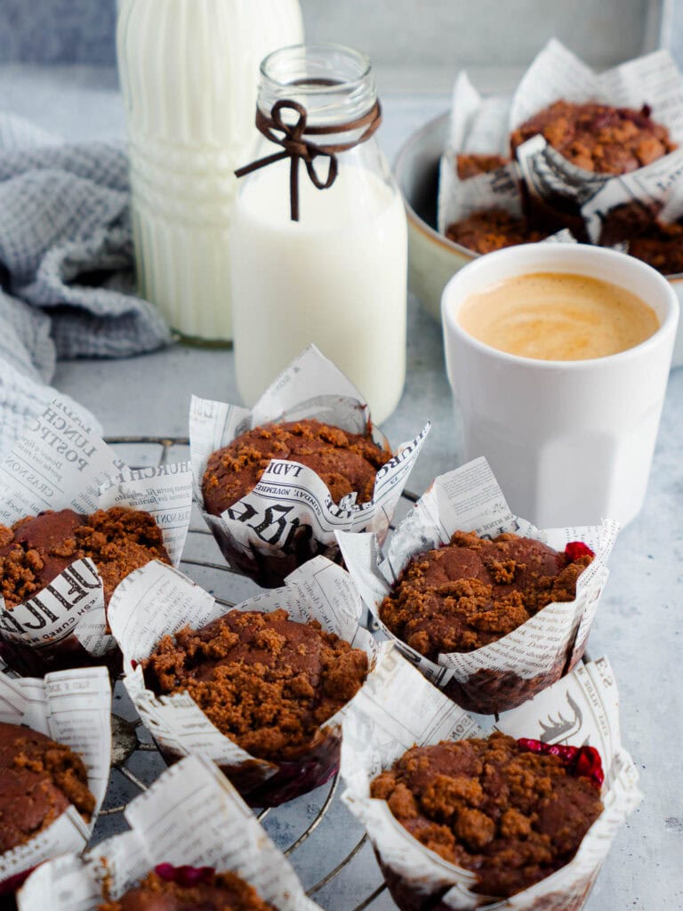 Vegane Schoko-Kirsch-Muffins aus Dinkelmehl mit Streuseln