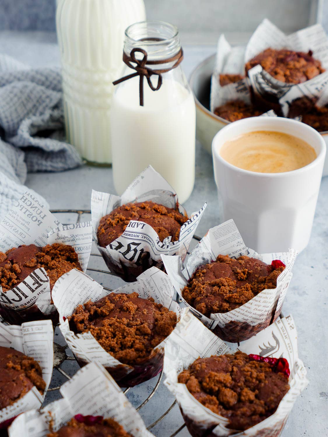 Die allerbesten, veganen Schoko-Kirsch-Muffins mit Streuseln - Dinkelliebe