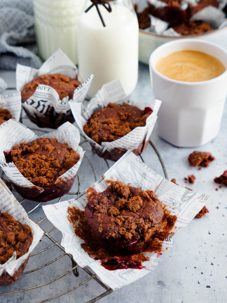 Vegane Schoko-Kirsch-Muffins aus Dinkelmehl mit Streuseln