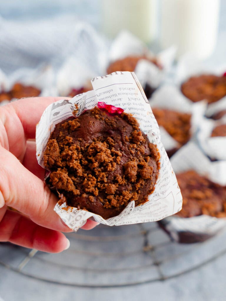 Saftige Schoko-Kirsch-Muffins aus Dinkelmehl mit Streuseln