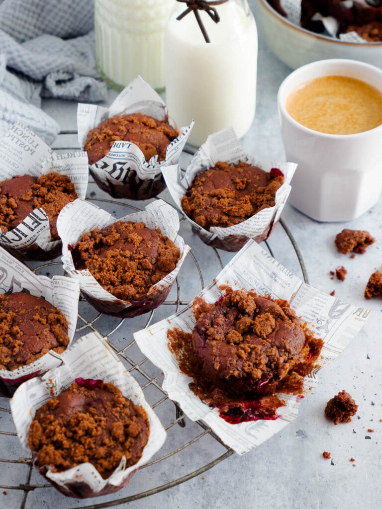 Einfache Schoko-Kirsch-Muffins aus Dinkelmehl mit Streuseln