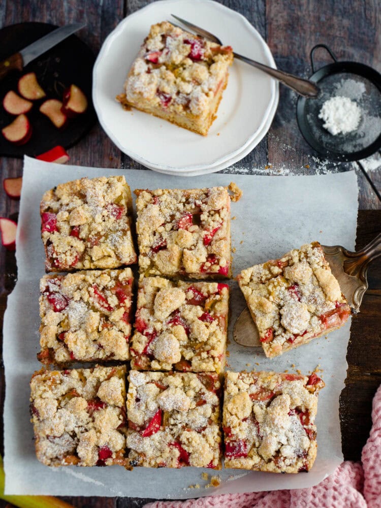 Veganer Rhabarber-Streuselkuchen vom Blech nach Omas Art - Dinkelliebe