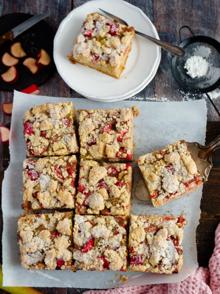 Einfaches Rezept für veganen Rhabarberkuchen mit Streuseln vom Blech nach Omas Art - schnell und einfach gemacht, mit oder ohne Thermomix