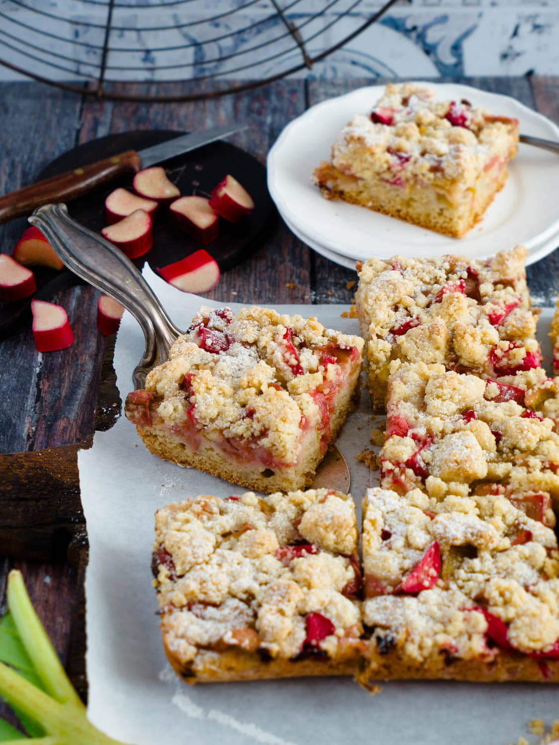 Einfaches Rezept für veganen Rhabarber-Streuselkuchen vom Blech nach Omas Art - schnell und einfach gemacht, mit oder ohne Thermomix
